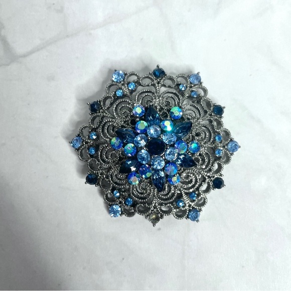 Elegant Blue Rhinestone Floral Filigree Scarf Clip 2 1/4" Diameter Vintage - Picture 7 of 7